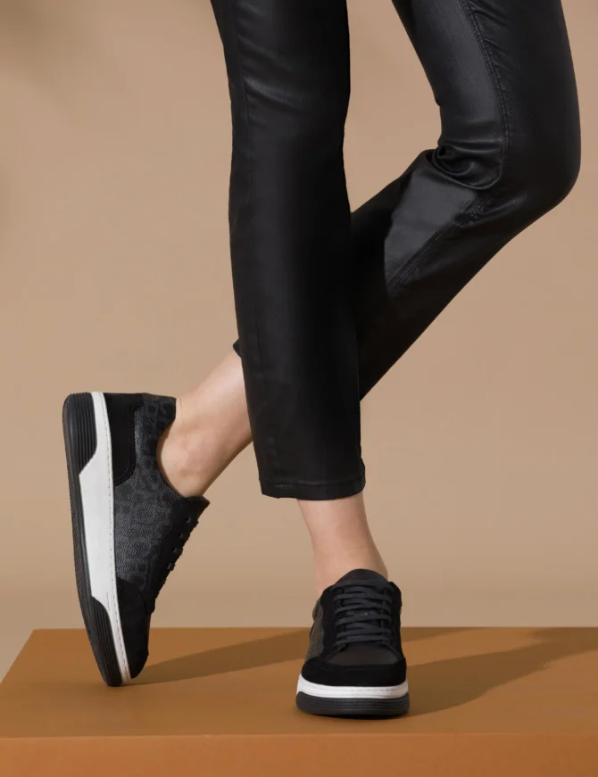 BLACK SNEAKERS