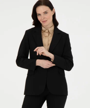 WOMAN BLACK JACKET